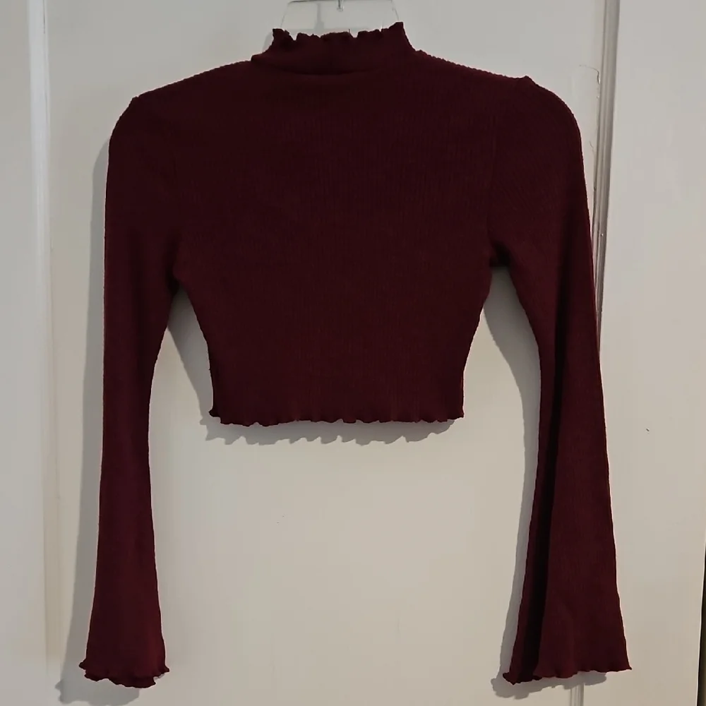 Burgundy Ribbed Bell Sleeve Crop Top Size Medium